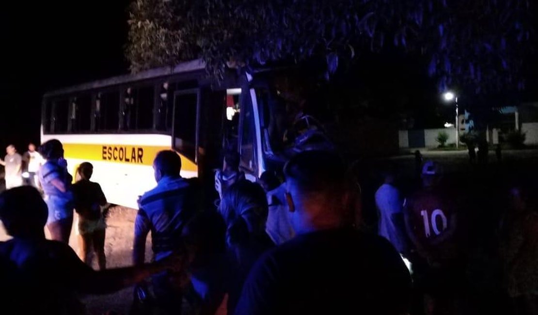 Feridos em acidente com ônibus escolar estão internados em estado grave, em Arapiraca