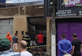 Bombeiros controlam princípio de incêndio em imóvel usado como depósito em Arapiraca