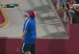 Maradona 'enlouquece' após gol aos 54' e xinga própria torcida