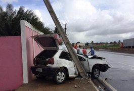 Motorista perde o controle de veículo e colide contra poste e muro de motel na AL-110, em Arapiraca