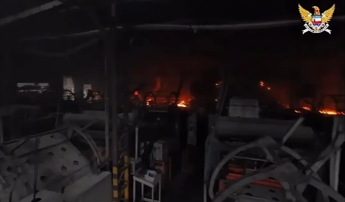 Bombeiros divulgam imagens impactantes de incêndio em fábrica de plásticos no Distrito Industrial de Maceió