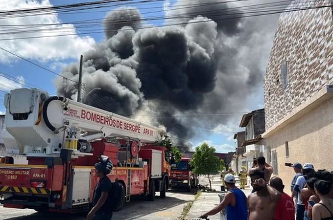 Incêndio atinge estabelecimento comercial, provoca explosões e deixa populares assustados, em Aracaju