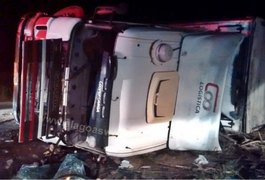 Carreta tomba na BR 101 entre São Miguel dos Campos e Campo Alegre