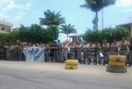 Policiais Militares fazem protesto e param suas atividades no 6º Batalhão, em Maragogi