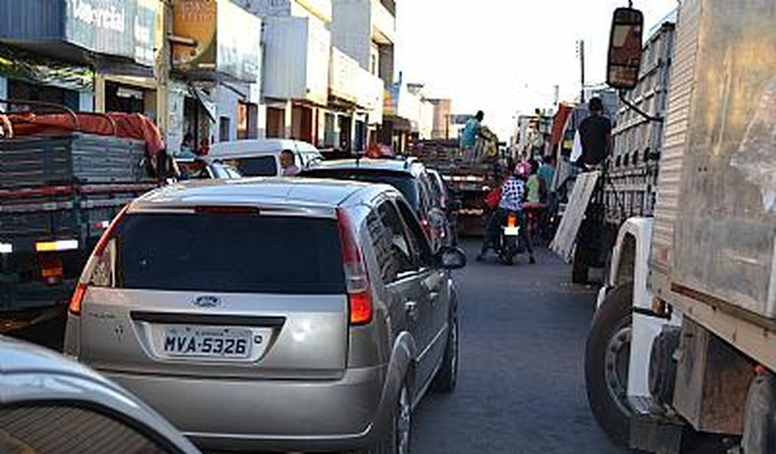 Motorista estaciona veículo no meio da via e deixa trânsito congestionado na Rua do Sol