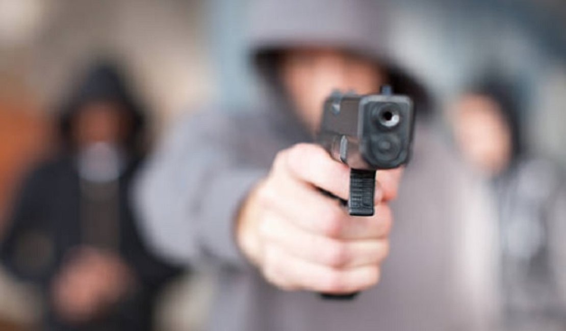 Quatro homens armados tentam invadir casa para assassinar uma pessoa em Craíbas