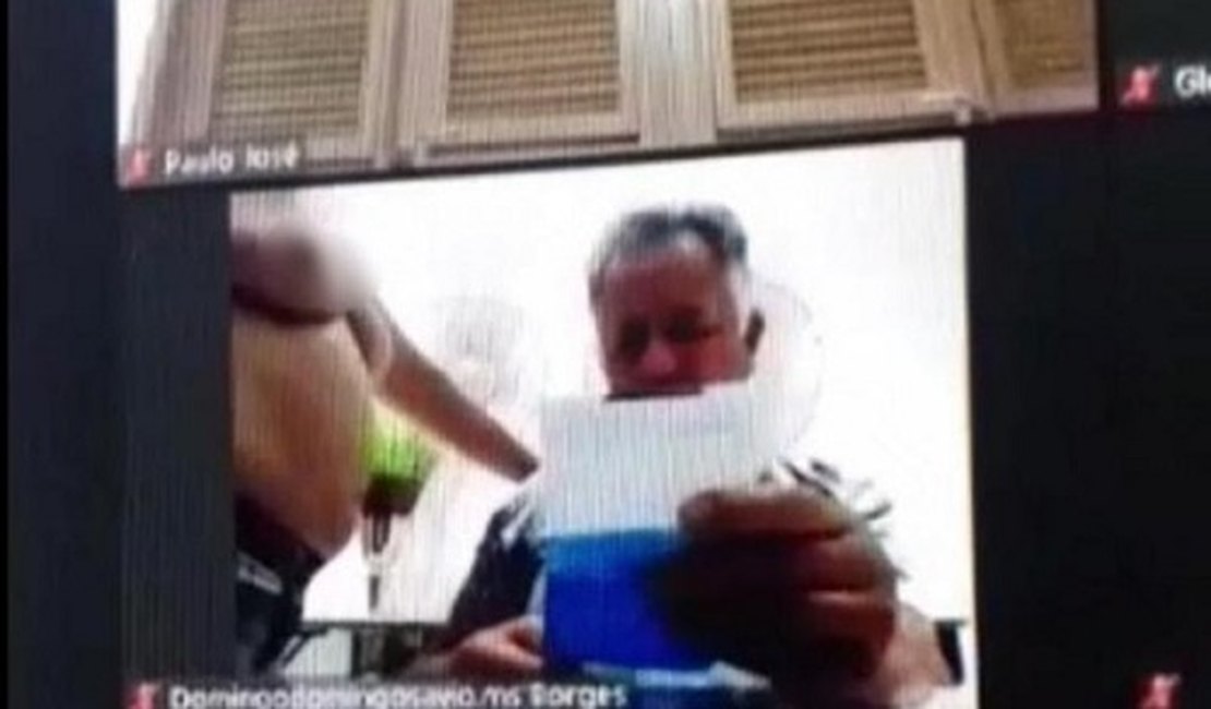 VÍDEO. Vereador protagoniza cena constrangedora durante sessão online da Câmara