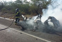 Motorista morre após carro colidir contra caminhão em Delmiro Gouveia
