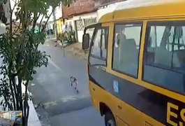 Câmera flagra ônibus escolar atropelando cachorro em Marechal Deodoro; assista