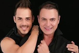 Ex-BBB Dicesar troca alianças com hair stylist na Argentina