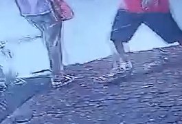 Idosa de 83 anos empurrada enquanto caminhava na calçada morre no hospital