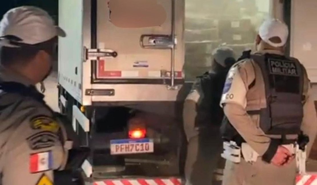 Vídeo. BPRv apreende carga com 5 toneladas de alimentos sem nota fiscal, em Alagoas