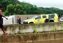 Caminhão carregado de material de construção tomba na BR-104, entre União dos Palmares e Messias