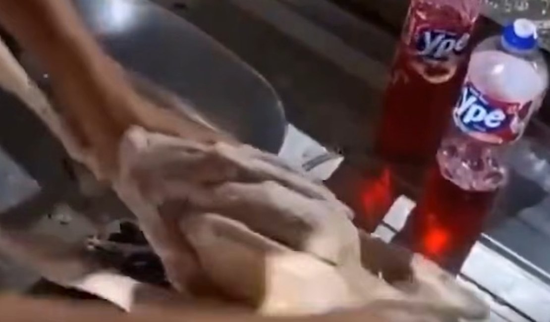 VÍDEO: Mulher viraliza nas redes sociais após lavar frango com detergente Ypê