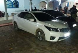 Cinco jovens são detidos com arma de fogo em veículo roubado, em Arapiraca