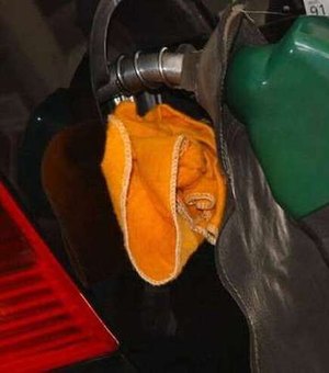 Llitro da gasolina chega a R$ 8 pela primeira vez no Brasil