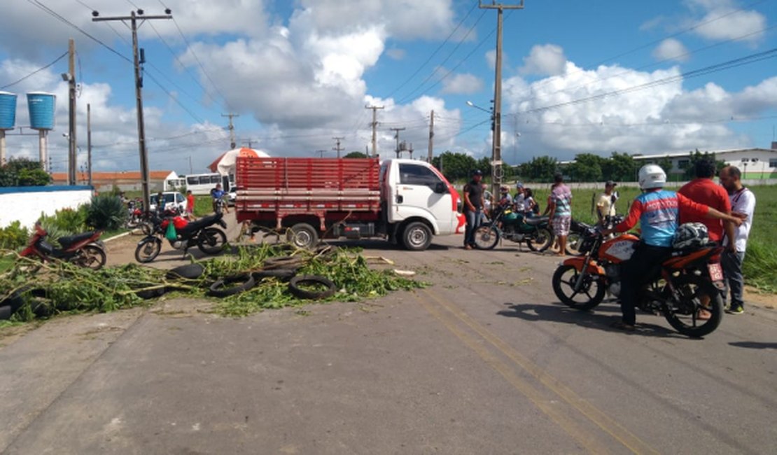 Manifestantes bloqueiam entrada e saída de Penedo, na AL 101 Sul