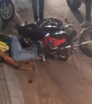 Mototaxista fica ferido ao colidir motocicleta na traseira de caminhonete, em Arapiraca