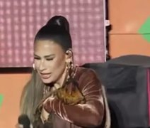 Simone Mendes ganha galinha de presente durante show no São João de Campina Grande e adota animal no palco
