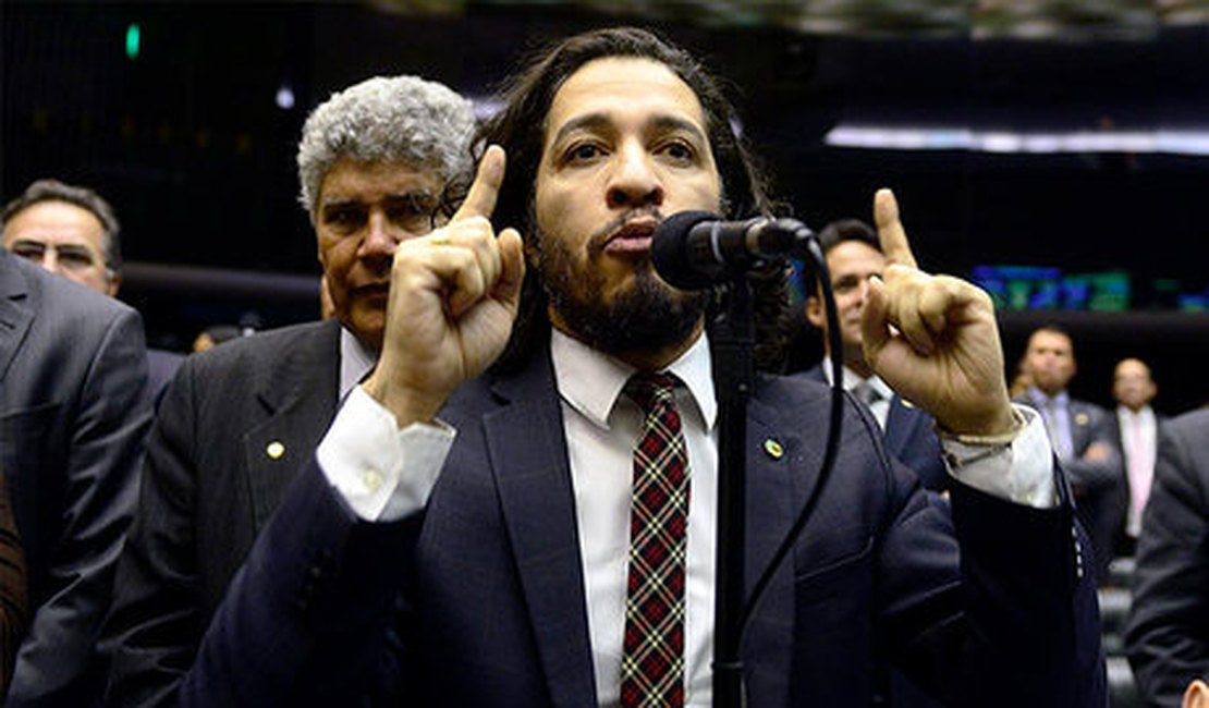 Com medo de ameaças, Jean Wyllys abandona mandato e deixa o Brasil