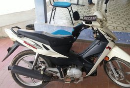 Jovens são detidos com veículo roubado no bairro Planalto, em Arapiraca