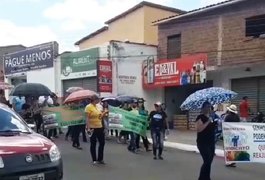 Professores da rede municipal de ensino de Feira Grande estão em greve por reajuste salarial