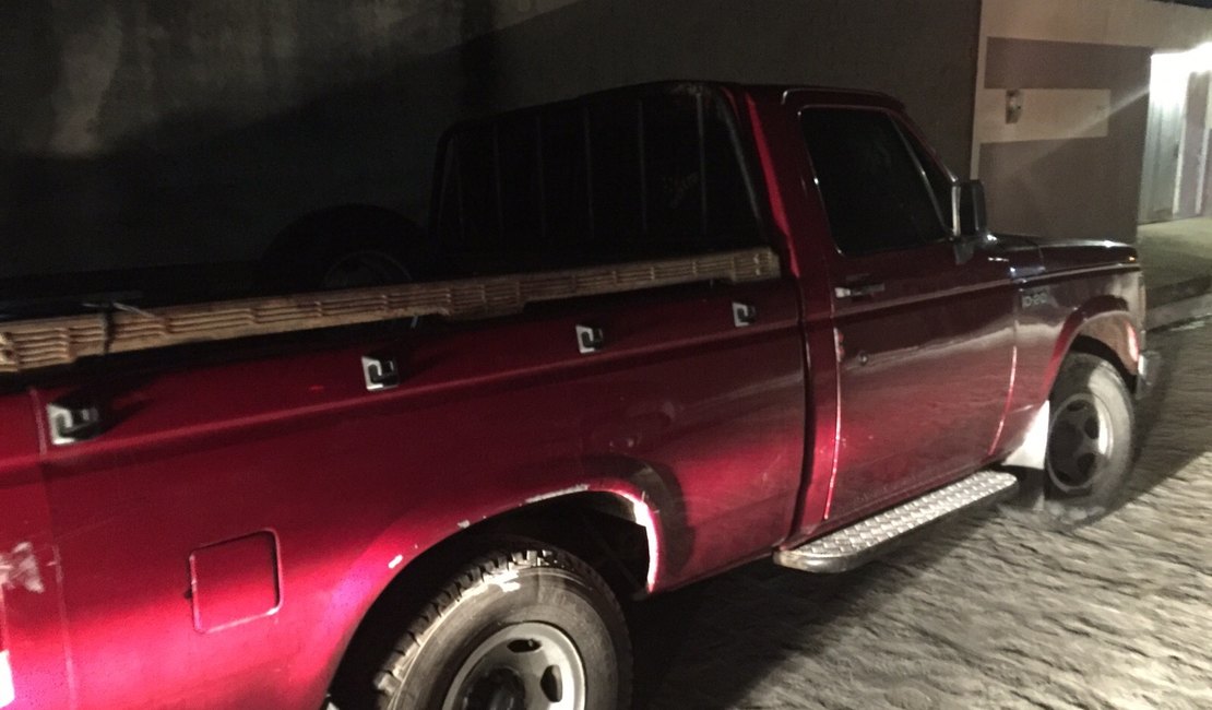 Após denúncia, PM recupera veículo roubado abandonado em Arapiraca