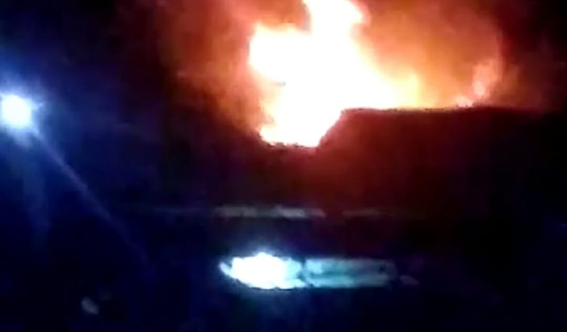 Criança brinca com fogo e casa é atingida por incêndio em São Sebastião