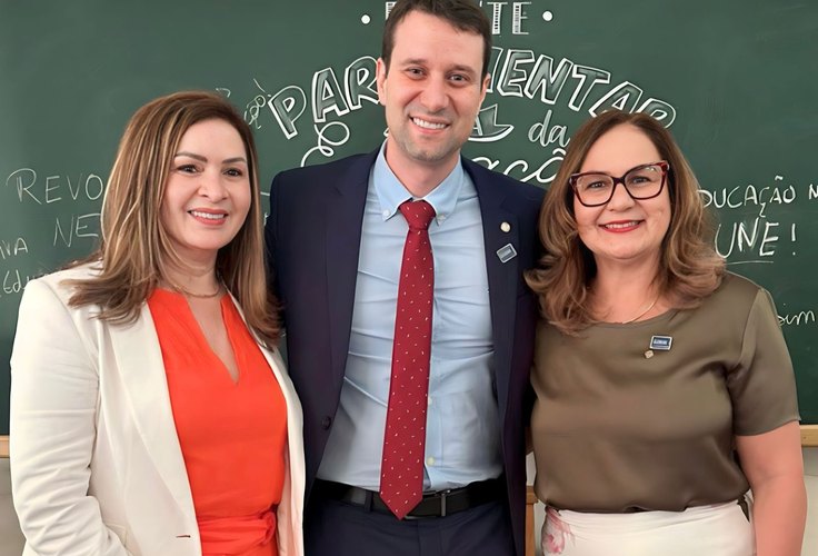 Deputado Daniel Barbosa assina Termo de Compromisso para valorização dos professores