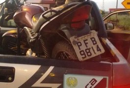 PM encontra motocicleta roubada abandonada em terreno baldio em Arapiraca