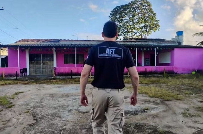Mulheres resgatadas em operação tinham que fazer até 20 programas sexuais por dia e cumpriam jornadas de 14 horas, em Pernambuco