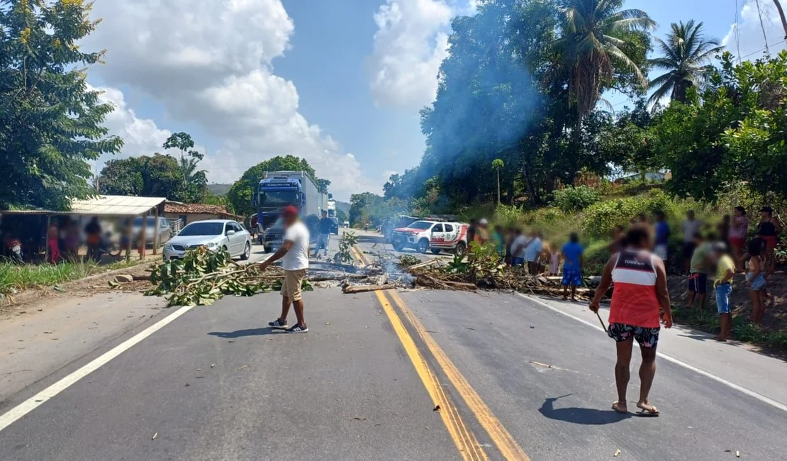 Indígenas da Wassu Cocal bloqueiam rodovia em protesto por prisão de morador da comunidade