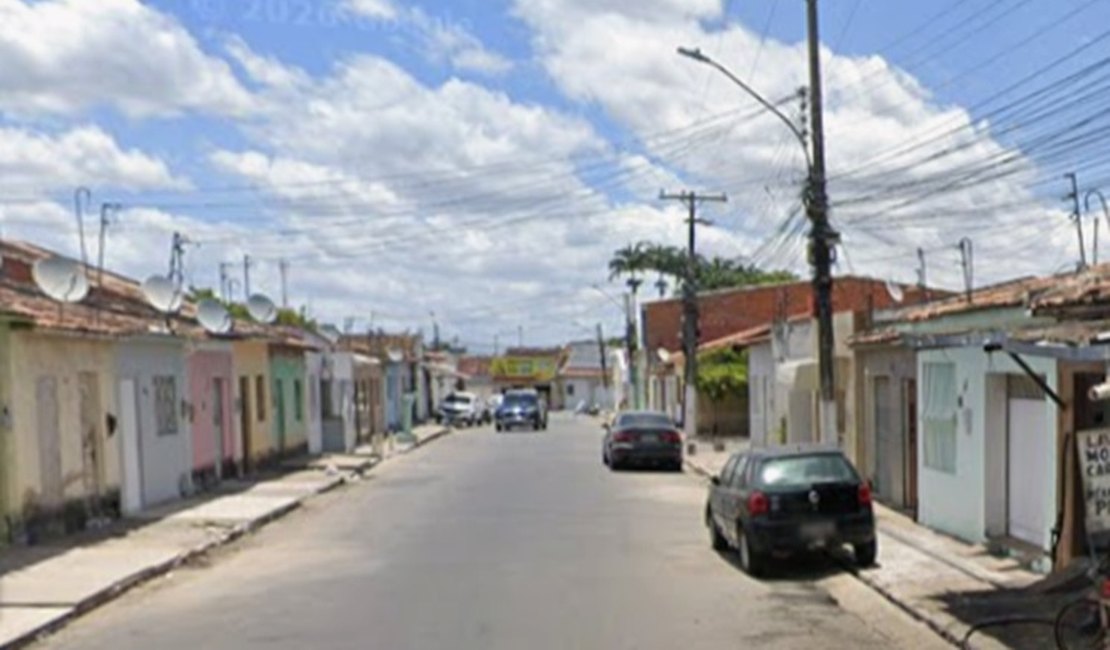 Jovem de 21 anos é socorrido após colisão entre carro e moto em Arapiraca