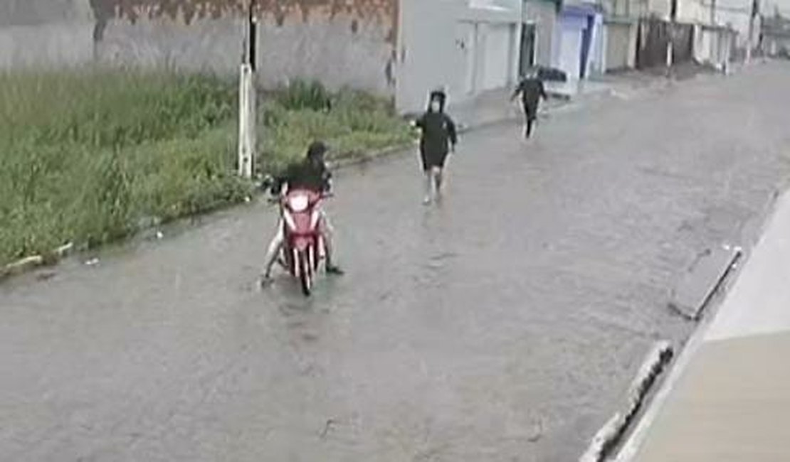VÍDEO: Dupla se atrapalha e assaltante foge em moto sem perceber vítima na garupa em Arapiraca