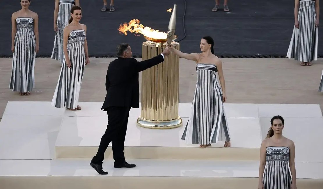Organizadores recebem chama olímpica em Atenas antes do revezamento