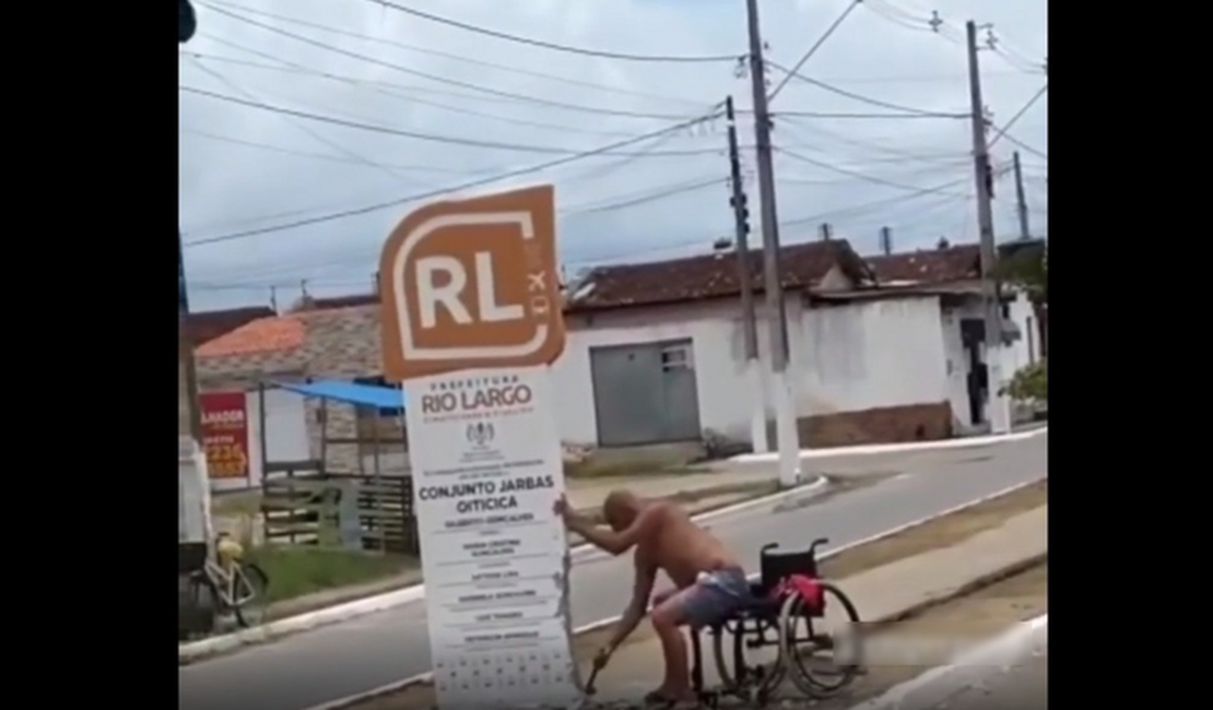Cadeirante se revolta e destrói placa por prejudicar acessibilidade em Rio Largo; ASSISTA