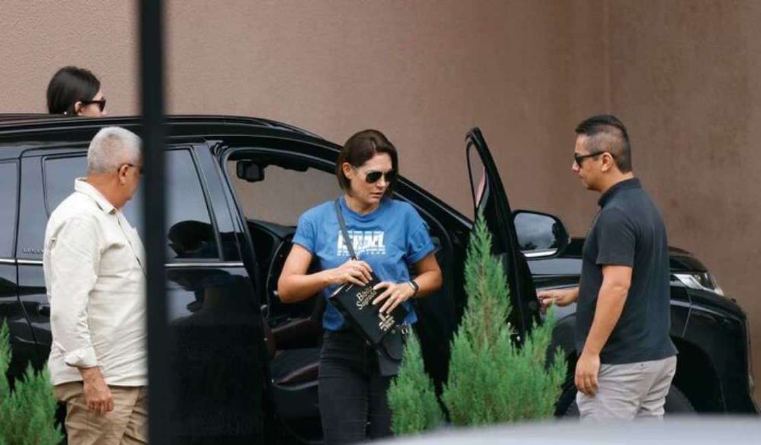 Michelle e filha de Bolsonaro visitam ex-presidente na PF