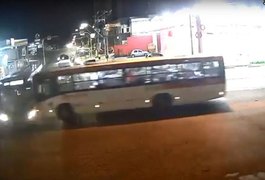 Vídeo mostra colisão entre dois ônibus em importante avenida de Maceió