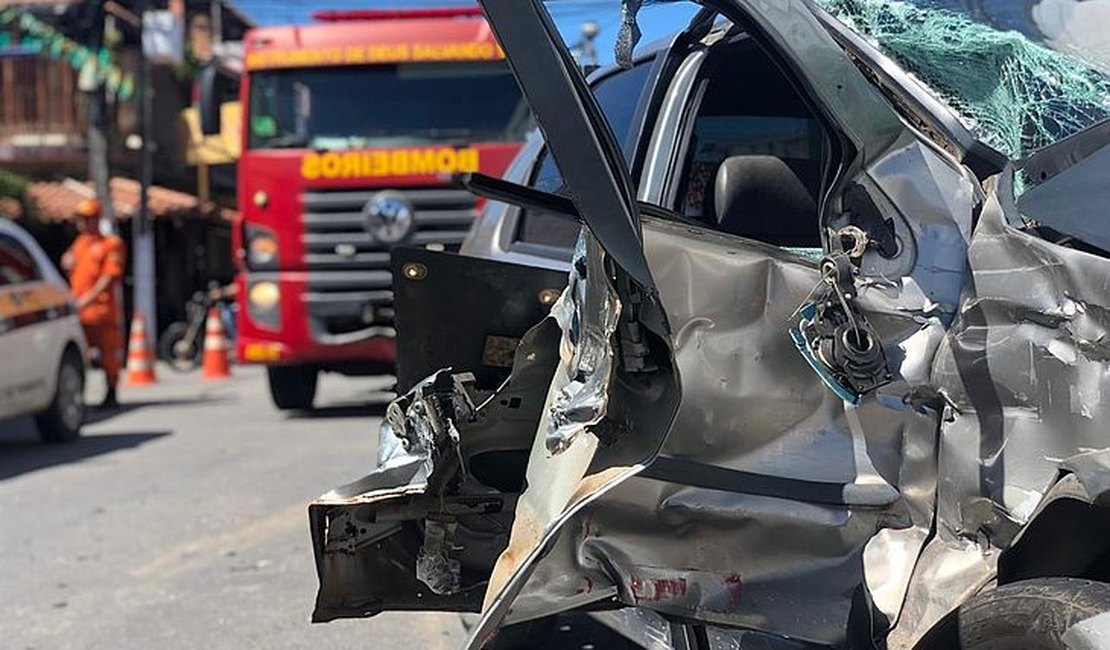 Viatura dos bombeiros colide em carro e militares ficam feridos