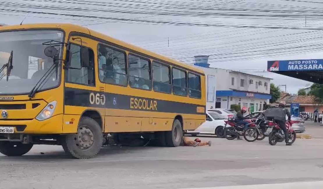 VÍDEO. Mulher fica embaixo de ônibus escolar após acidente no Trevo da Igrejinha, em Arapiraca