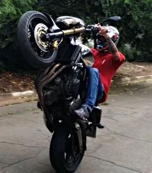Polícia flagra adolescente 'dando grau' em motocicleta no Jardim Tropical