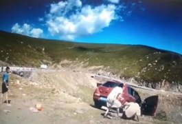 Vídeo. Família para veículo em mirante e carro cai em penhasco com uma pessoa a bordo