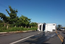 Carreta tomba e interdita rodovia em São Miguel dos Campos