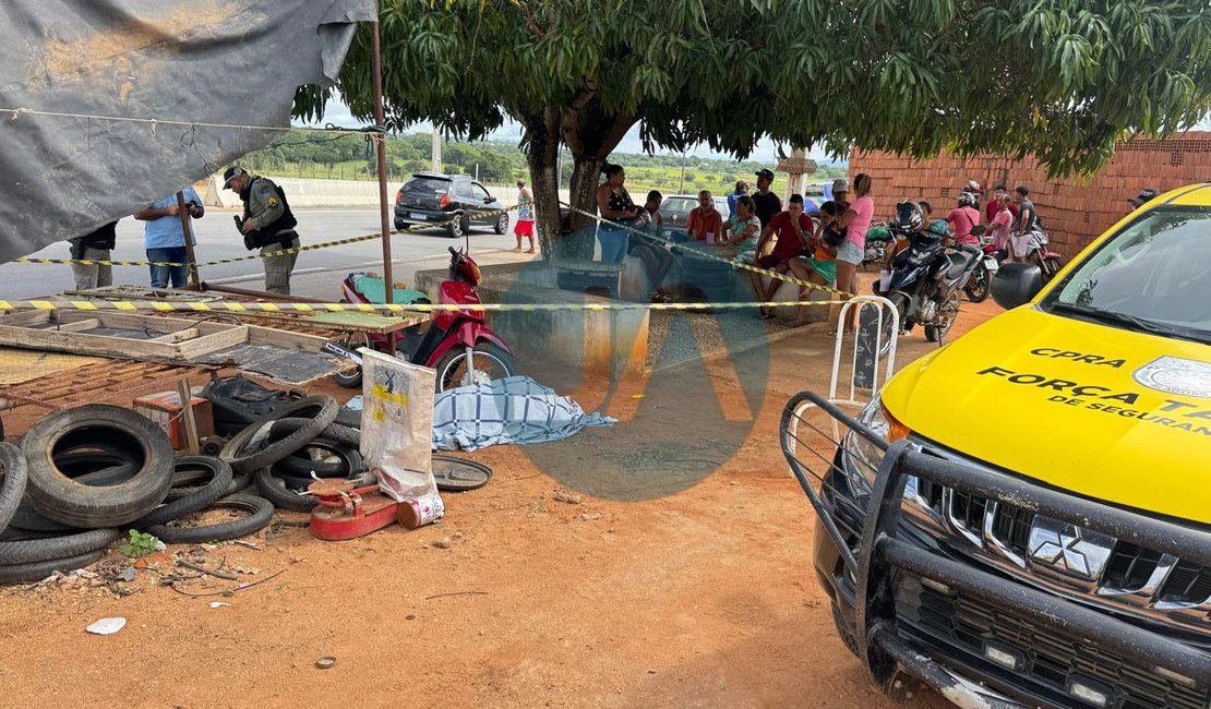 Homem é morto com tiros na cabeça enquanto conversava com amigos em Palmeira dos Índios