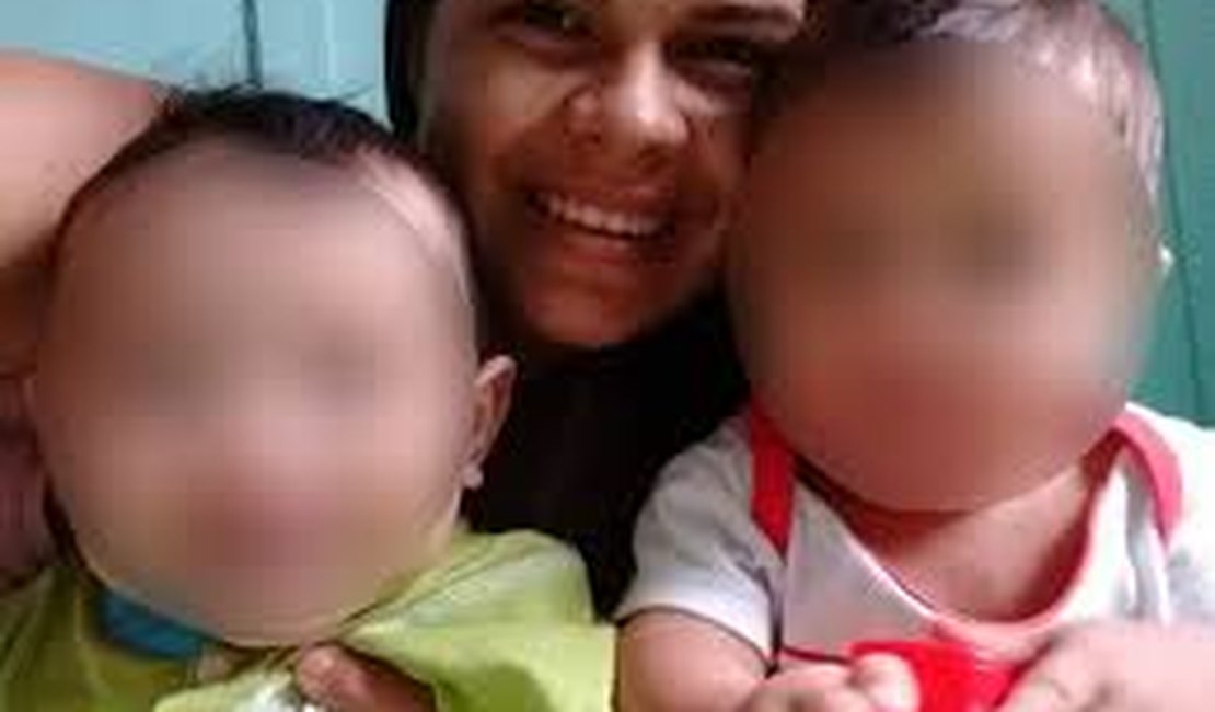 Mãe descobre que filho foi trocado na maternidade ao vê-lo em posto