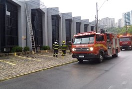Bombeiros evitam incêndio em prédio comercial de Maceió