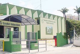 Adolescente grávida é queimada com garfo quente após ter que 'confessar' traição