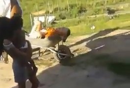 Vídeo: Ambulância não consegue entrar em rua e idoso é carregado em carrinho de mão em Porto Calvo