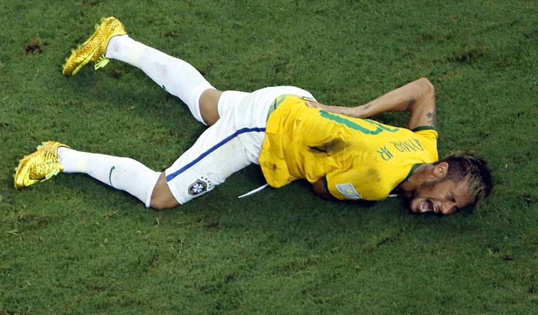 Brad Pitt promete aulas para ensinar Neymar a fingir melhor nas faltas