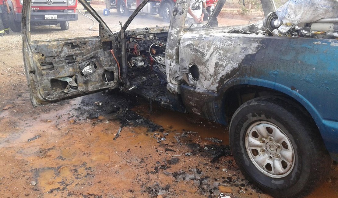 Carro carregado com sucata pega fogo na AL 110 em Arapiraca